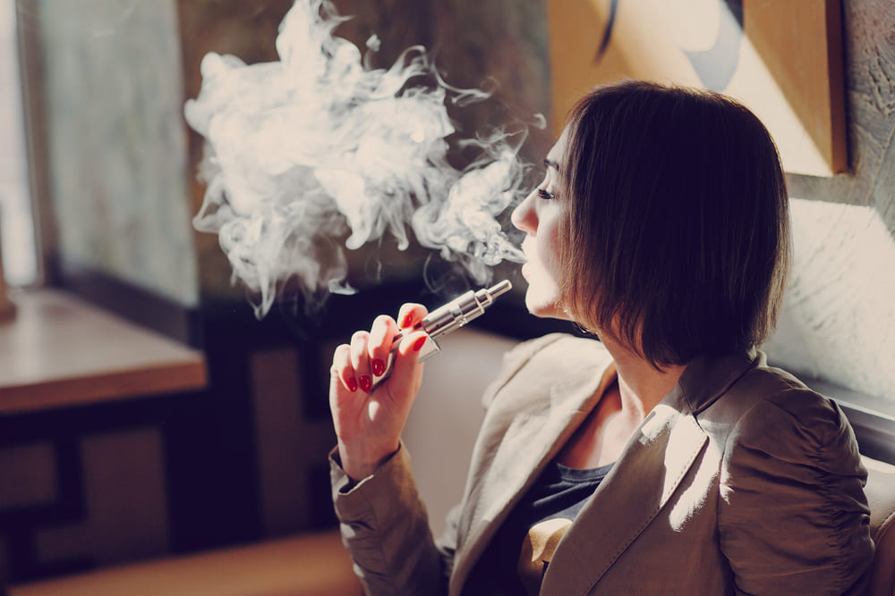photo d'une femme qui fume la cigarette électronique